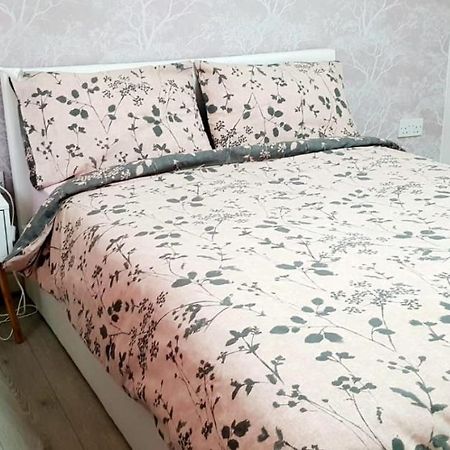 Stunning Room With Large Private Bathroom Derby Esterno foto